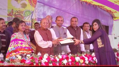শিক্ষার্থীদের হাতে ল্যাপটপ তুলে দিচ্ছেন বাণিজ্যমন্ত্রী তোফায়েল আহমেদ (ছবি- প্রতিনিধি)