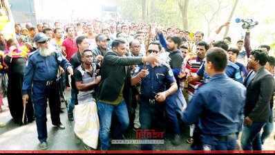 মানববন্ধনে পুলিশ বাধা দিলে পরে তা বিক্ষোভ মিছিলের মাধ্যমে মহাসড়ক অবরোধ করে