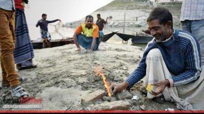 পদ্মার চরে নির্গত হচ্ছে &lsquo;গ্যাস&rsquo; 