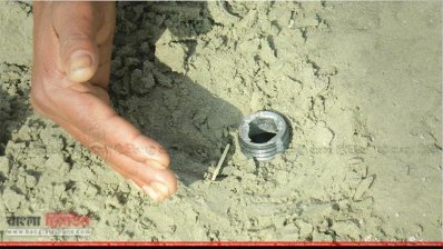 গ্যাস বের হওয়া মুখে বসানো হয়েছে পাইপ 