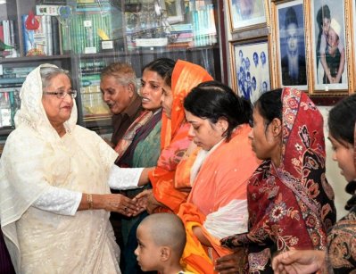 চট্টগ্রামের প্রয়াত মেয়র এবিএম মহিউদ্দিন চৌধুরীর কুলখানিতে পদদলিত হয়ে নিহতদের পরিবার সদস্যদের সান্ত্বনা দেন প্রধানমন্ত্রী শেখ হাসিনা