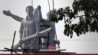মুক্তিযুদ্ধের ভাস্কর্য: নারীর প্রতিকৃতি ভেঙে পুরুষ করার প্রতিবাদে মানববন্ধন
