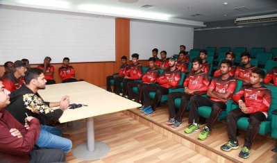 যুবাদের সঙ্গে কথা বলছেন মাশরাফি
