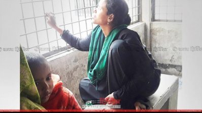 ঢামেক হাসপাতালের মর্গের সামনে আকলিমা বেগমের আহাজারি, পাশেই তার বড় বোনের কোলে আরেক ছেলে (ফাইল ছবি)