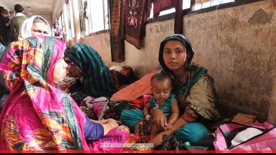 মাগুরা সদর হাসপাতালের বারান্দায় শিশু রোগীদের নিয়ে স্বজনরা