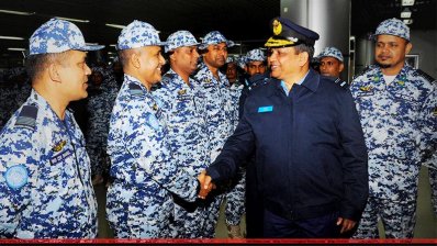 মালিগামী বিমানবাহিনীর সদস্যদের বিদায় জানাচ্ছেন সহকারী বিমানবাহিনী প্রধান