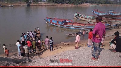 ঘাটে খেয়ার অপেক্ষায় মানুষ (ছবি- প্রতিনিধি)