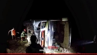 খাদে উল্টে পড়ে থাকা বাস (ছবি- প্রতিনিধি)