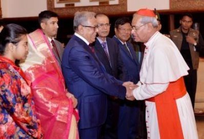 বঙ্গভবনে খ্রিস্টান ধর্মের লোকদের সঙ্গে শুভেচ্ছা বিনিময় করেন রাষ্ট্রপতি (ছবি- বাসস)