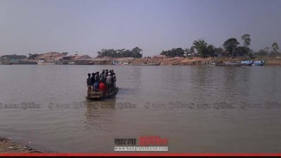 যাত্রীবোঝাই করে চলছে খেয়া (ছবি- প্রতিনিধি)