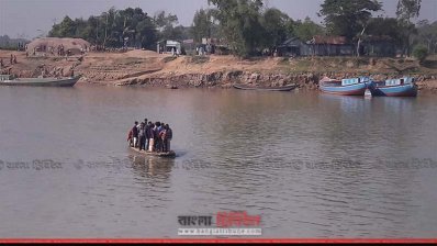 বাধ্য হয়ে ঝুঁকি নিয়েই নদী পার হচ্ছে মানুষ (ছবি- প্রতিনিধি)