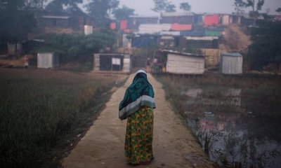 শরণার্থী ক্যাম্পের রাস্তায় এক রোহিঙ্গা নারী