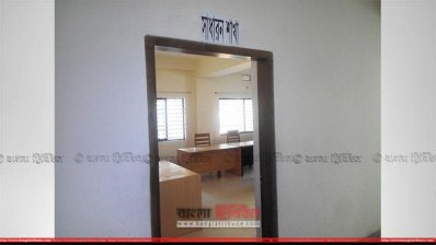 পৌরসভার দুই কর্মচারীর চেয়ারও খালি এক মাস থেকে 