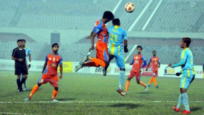 চট্টগ্রাম আবাহনী-ব্রাদার্স ম্যাচের একটি মুহূর্ত। ছবি-বাফুফে