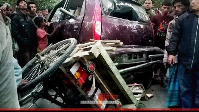 দুর্ঘটনার পর দুমড়ে-মুচড়ে যাওয়া প্রাইভেট কার ও ভ্যান