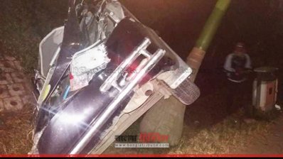 গাড়িটি ব্রিজের ওপর থেকে নিচের রাস্তায় পড়ে যায়