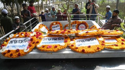 মুক্তিযুদ্ধের সংগঠন প্রয়াত আছাদুজ্জামানের ২৪তম প্রতিষ্ঠাবার্ষিকীতে তার কবরে শ্রদ্ধা জানানো হয় (ছবি- ফোকাস বাংলা)