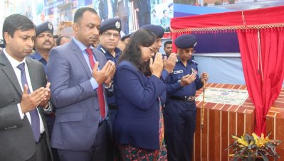 দুটি পুলিশ প্লাজার ভিত্তিপ্রস্তর স্থাপন করেন আইজিপি এ কে এম শহীদুল হক (ছবি: সংগৃহীত)