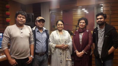 রেকর্ডিংয়ের ফাঁকে বেবী নাজনীন, কবির বকুল, ইমরানসহ সংশ্লিষ্টরা