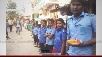 স্কুল শিক্ষার্থীদের রাস্তায় দাঁড় করিয়ে রাখা হয়েছে