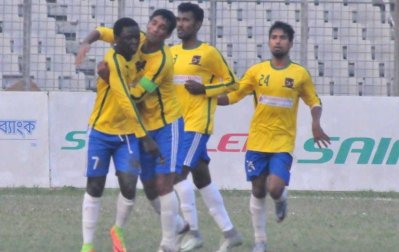 দুর্দান্ত ফ্রি-কিকে গোল করা সলোমন কিংকে সতীর্থদের অভিনন্দন। ছবি-বাফুফে