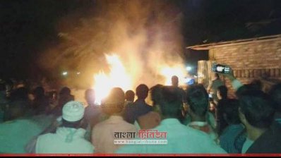 বিধ্বস্ত হওয়া বিমান দেখতে উৎসুক জনতার ভিড়