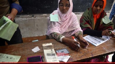 রাতেই কুমিল্লার কয়েকটি কেন্দ্রে ব্যালটে সিল মারার অভিযোগ