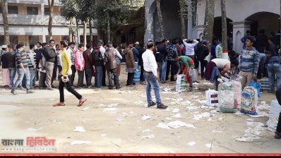 জয়দেবপুর সরকারি বালিকা উচ্চ বিদ্যালয় গুদাম থেকে বিতরণ করা হচ্ছে বই