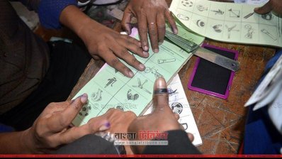 এভাবেই প্রকাশ্যে সিল মারা হচ্ছে