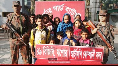 বেনাপোল সীমান্ত থেকে আটক ১২ নারী-পুরুষ ও শিশু
