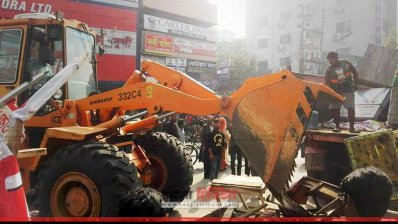 ফার্মগেট এলাকায় চলছে ডিএনসিসির উচ্ছেদ অভিযান