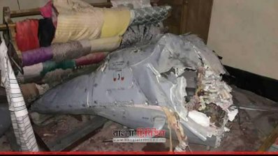 বিমানের ভেঙে যাওয়া অংশ