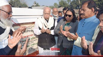 মহিষামুড়া-কুড়িপাড়া চৌরাস্তার ভিত্তিপ্রস্তর ফলক উন্মোচন করছেন নাসিম