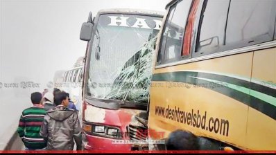 দেশ ট্রাভেলসের একটি বাসকে পেছন থেকে ধাক্কা দেওয়া হানিফ এন্টারপ্রাইজের একটি বাস