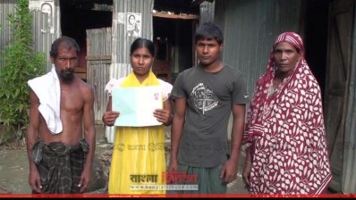 দৃষ্টি প্রতিবন্ধী স্বামী ও বাক প্রতিবন্ধী সন্তানসহ আবেদা বেগম 