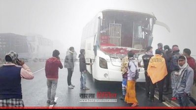 সংঘর্ষে সামনের অংশ সম্পূর্ণ ভেঙে যাওয়া একটি বাস