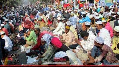 বগুড়ায় ইজতেমায় লাখো মুসল্লির জুমার নামাজ আদায় 