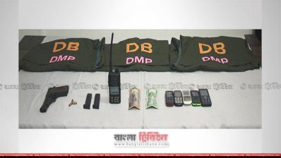 ভুয়া ডিবি চক্রের কাছ থেকে উদ্ধার করা অস্ত্র ও অন্যান্য সরঞ্জাম