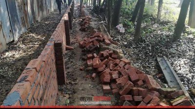 আদালতের নিষেধাজ্ঞা অমান্য করে সীমানা প্রাচীর নির্মাণ