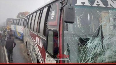 সামনের অংশ ভেঙে যাওয়া একটি বাস