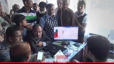 ফল সংগ্রহ করছেন অভিভাবকরা