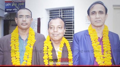 সভাপতি ফারুক আহমেদ (ডানে), সম্পাদক মল্লিক সুধাংশু (মাঝে) ও কোষাধ্যক্ষ মো. হেদায়েৎ হোসেন (বামে)