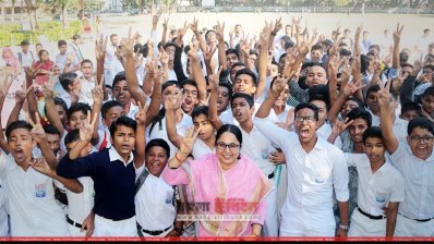 শতভাগ পাসের আনন্দ কুমিল্লা জেলা স্কুলে