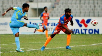 ব্রাদার্সের গোলমুখে আবাহনীর একটি আক্রমণ। ছবি-বাফুফে