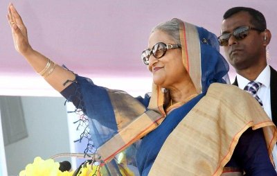যশোর ঈদগা মাঠে আওয়ামী লীগ আয়োজিত জনসভায় দলীয় নেতাকর্মী ও সমর্থকদের হাত নেড়ে শুভেচ্ছা জানান দলের সভাপতি ও প্রধানমন্ত্রী শেখ হাসিনা (ছবি: ফোকাস বাংলা) 
