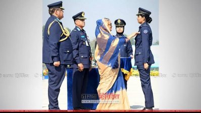 সেরা ক্যাডারদের সোর্ড অব অনার ও ট্রফি দিচ্ছেন প্রধানমন্ত্রী (ছবি: ফোকাস বাংলা)