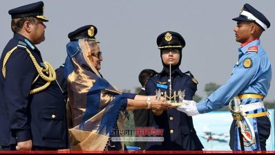 সেরা ক্যাডারদের সোর্ড অব অনার ও ট্রফি দিচ্ছেন প্রধানমন্ত্রী (ছবি: ফোকাস বাংলা)