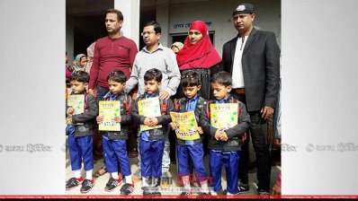 বাবা-মা ও শিক্ষকদের সঙ্গে যমজ পাঁচ ভাই বোন
