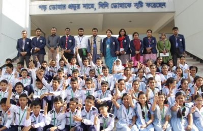 কৃতি শিক্ষার্থীদের সঙ্গে স্কুলের শিক্ষকরা