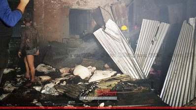 আগুনে পুড়ে যাওয়া একটি ডাইয়িং কারখানা